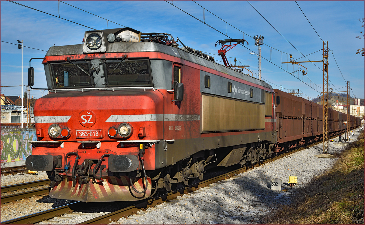 SŽ 363-018 zieht lehren Erzzug durch Maribor-Tabor Richtung Koper Hafen. /14.1.2015