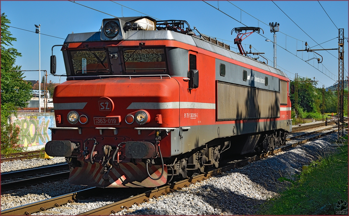 SŽ 363-019 fährt als Lokzug durch Maribor-Tabor Richtung Tezno VBF. /28.8.2014