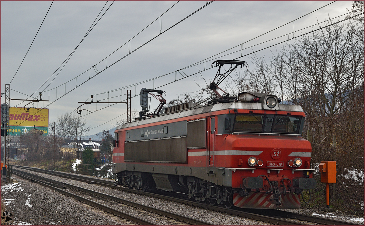 SŽ 363-019 fährt als Lokzug durch Maribor-Tabor Richtung Maribor HBF. /9.1.2015
