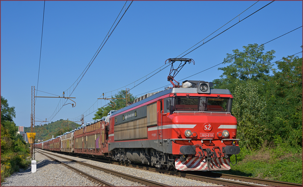 SŽ 363-019 zieht Auto-Zug durch Maribor-Tabor Richtung Koper Hafen. /12.9.2019