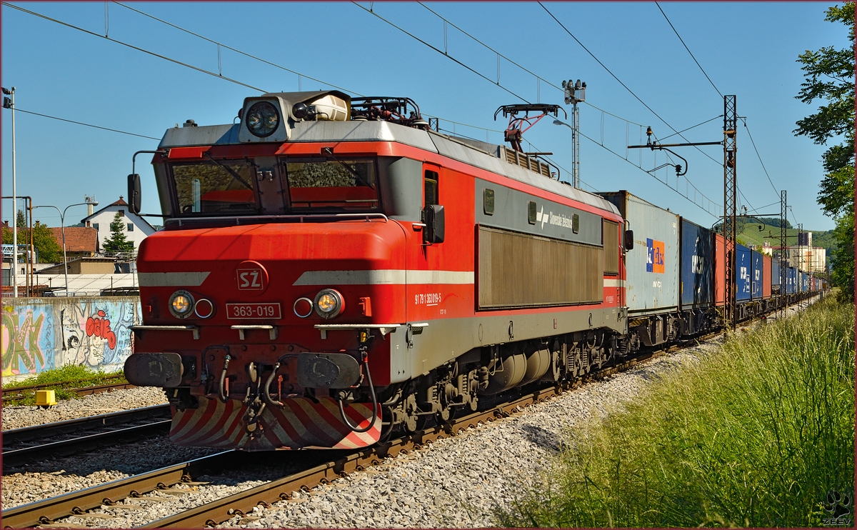 SŽ 363-019 zieht Containerzug durch Maribor-Tabor Richtung Koper Hafen. /20.5.2014