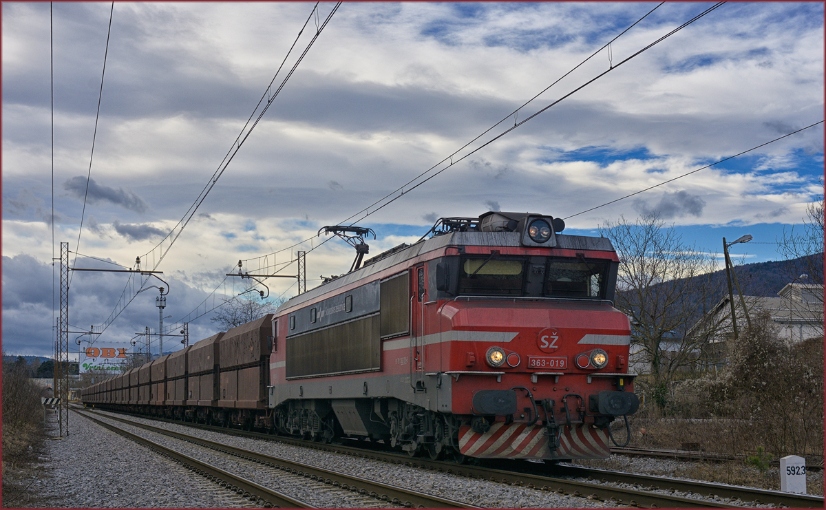 SŽ 363-019 zieht Erzzug durch Maribor-Tabor Richtung Norden. /10.2.2020