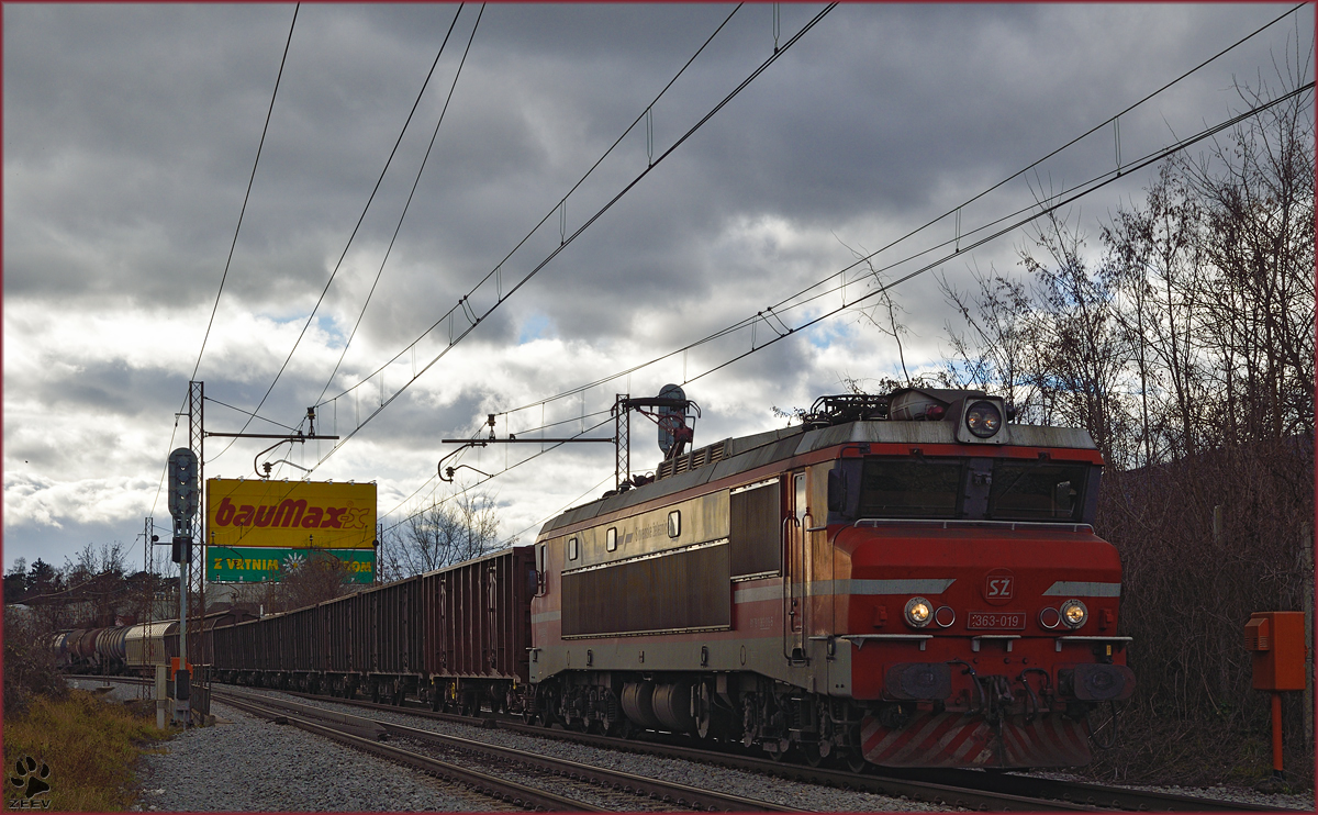 SŽ 363-019 zieht Güterzug durch Maribor-Tabor Richtung Norden. /11.1.2016