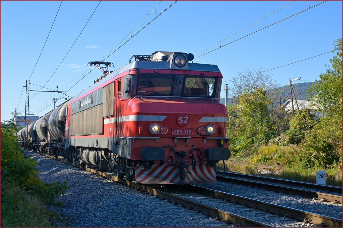 SŽ 363-019 zieht Kesselzug durch Maribor-Tabor Richtung Norden. /9.10.2019