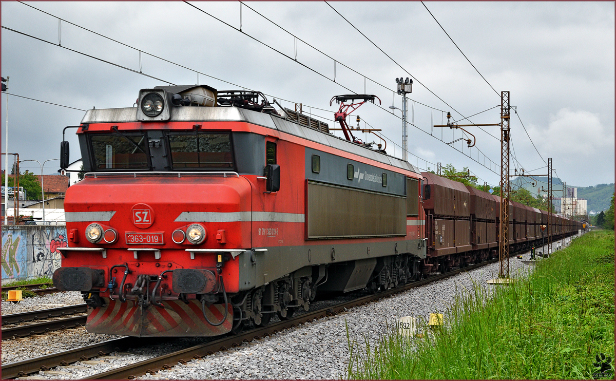 SŽ 363-019 zieht leeren Erzzug durch Maribor-Tabor Richtung Koper Hafen. /11.5.2019