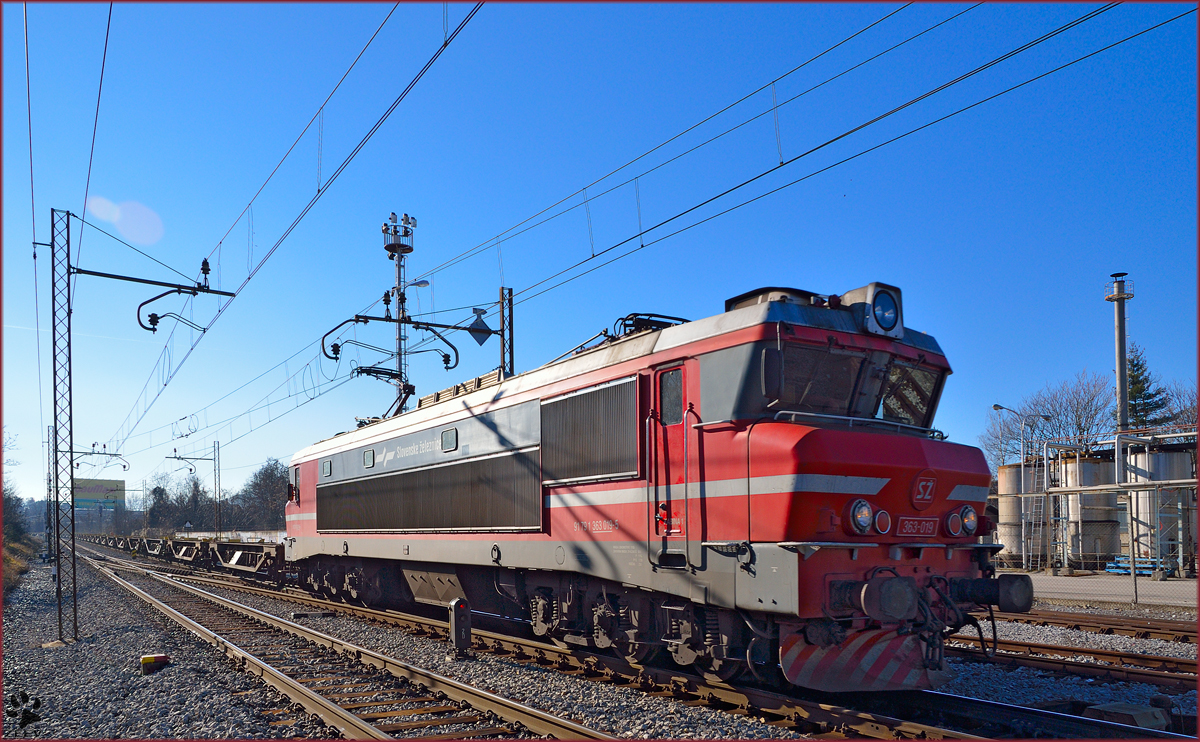 SŽ 363-019 zieht lehren Containerzug durch Maribor-Tabor Richtung Norden. /13.1.2014
