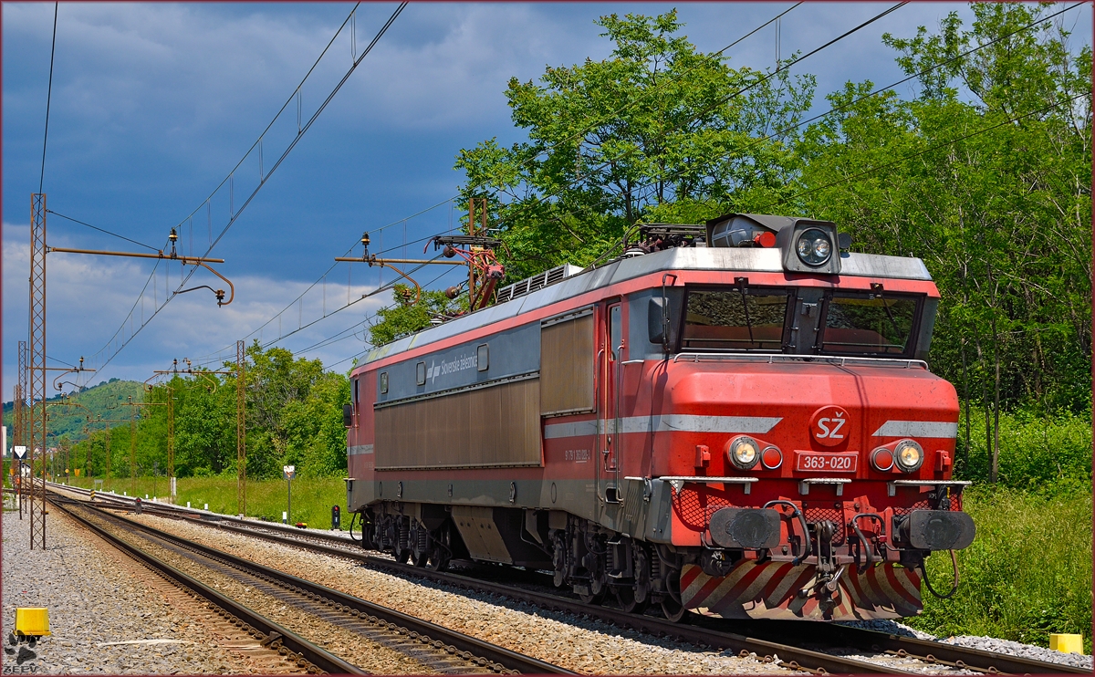 SŽ 363-020 fährt als Lokzug durch Maribor-Tabor Richtung Tezno Verschiebebahnhof. /31.5.2014
