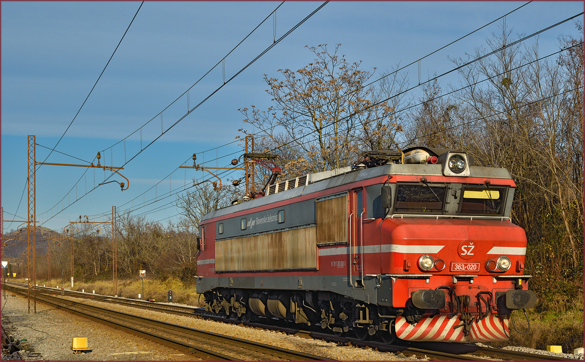 SŽ 363-020 fährt als Lokzug durch Maribor-Tabor Richtung Tezno VBF. /20.12.2014