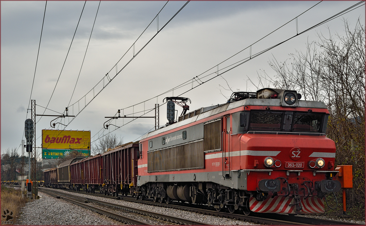 SŽ 363-020 zieht Güterzug durch Maribor-Tabor Richtung Norden. /14.1.2015