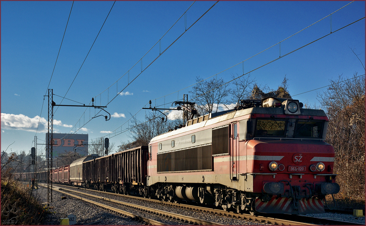 SŽ 363-020 zieht Güterzug durch Maribor-Tabor Richtung Norden. /12.12.2016
