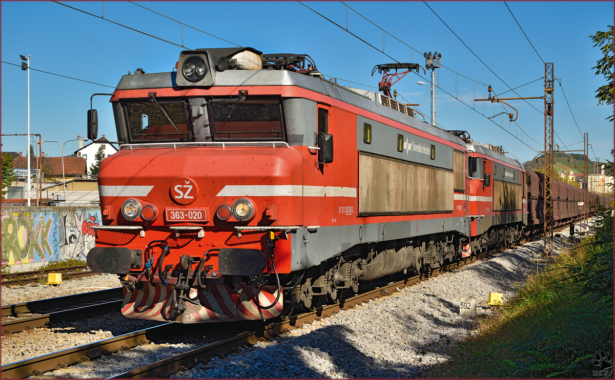 SŽ 363-020zieht Erzzug durch Maribor-Tabor Richtung Koper Hafen. /14.10.2014