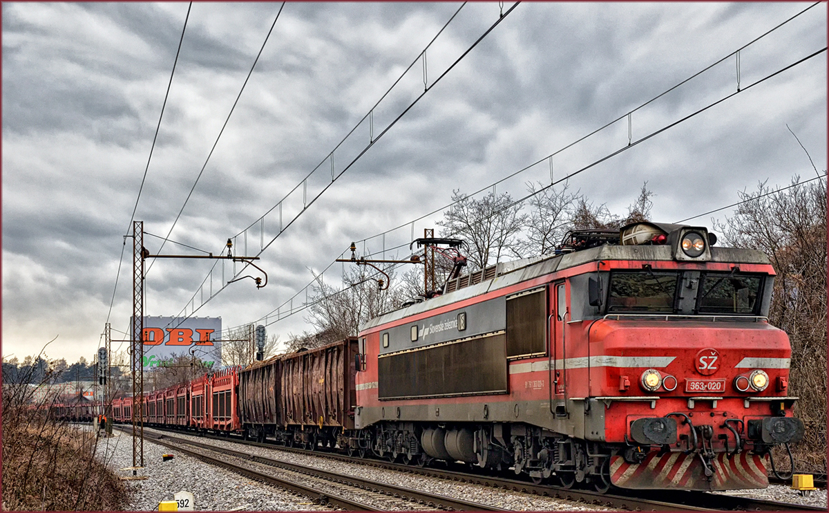 SŽ 363-020zieht Güterzug durch Maribor-Tabor Richtung Norden. /21.2.2017