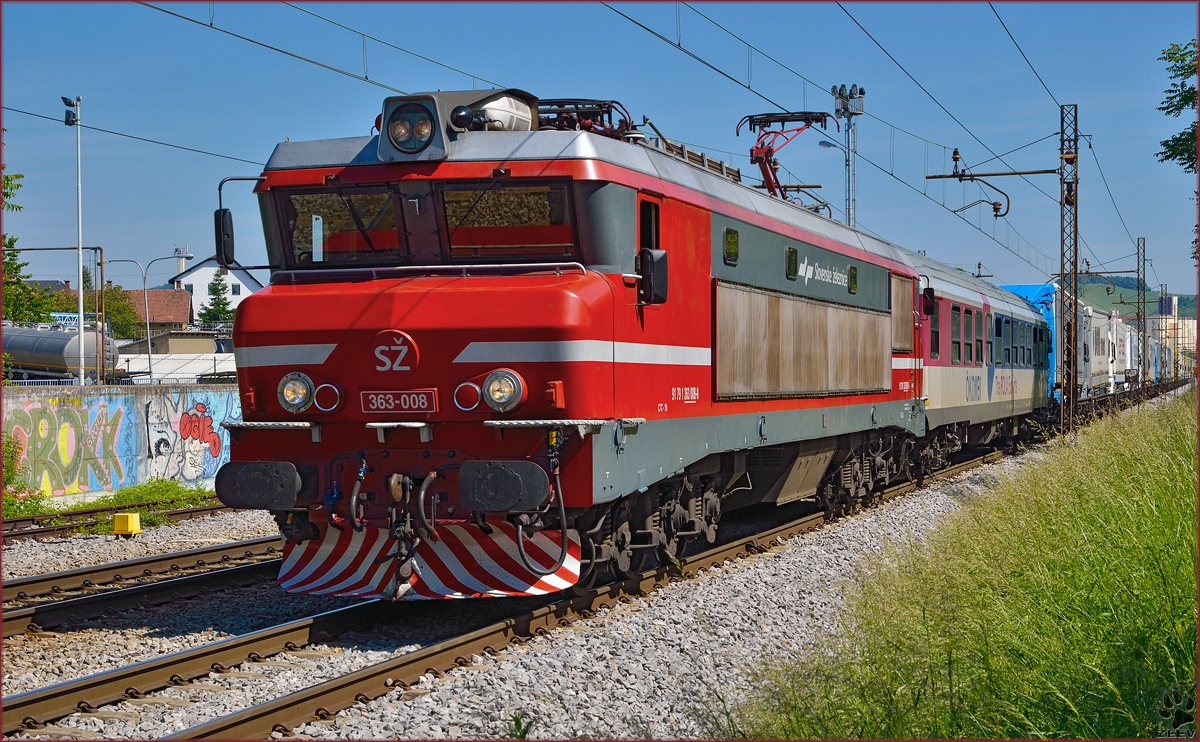 SŽ 363-020zieht LkW Zug durch Maribor-Tabor Richtung Tezno VBH. /21.5.2014