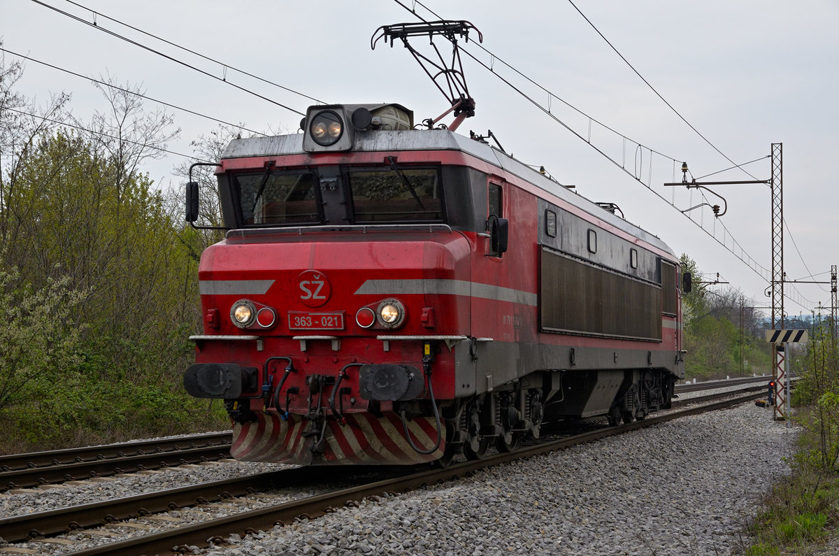 SŽ 363-021 fährt als Lokzug durch Maribor-Tabor Richtung Maribor HBF. /13.4.2019