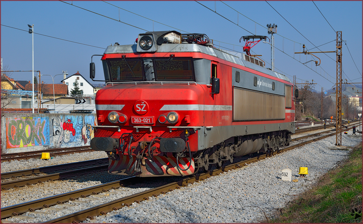 SŽ 363-021 fährt als Lokzug durch Maribor-Tabor Richtung Tezno Verschiebebahnhof. /13.3.2014