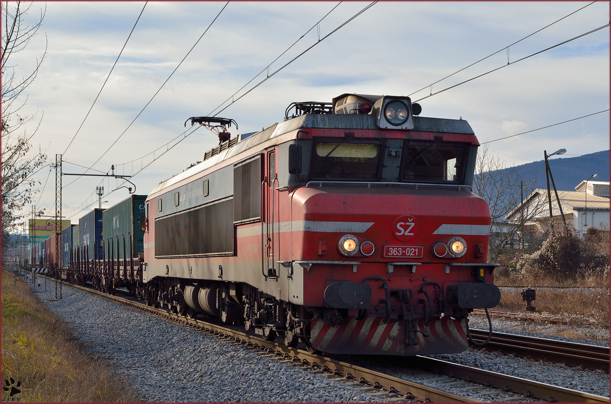 SŽ 363-021 zieht Containerzug durch Maribor-Tabor Richtung Norden. /2.1.2014