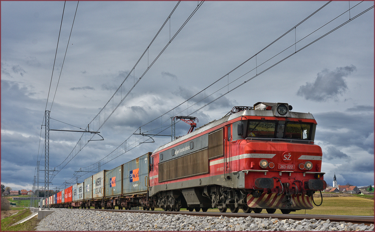 SŽ 363-022 zieht Containerzug an Črešnjevec vorbei Richtung Norden. /4.4.2018