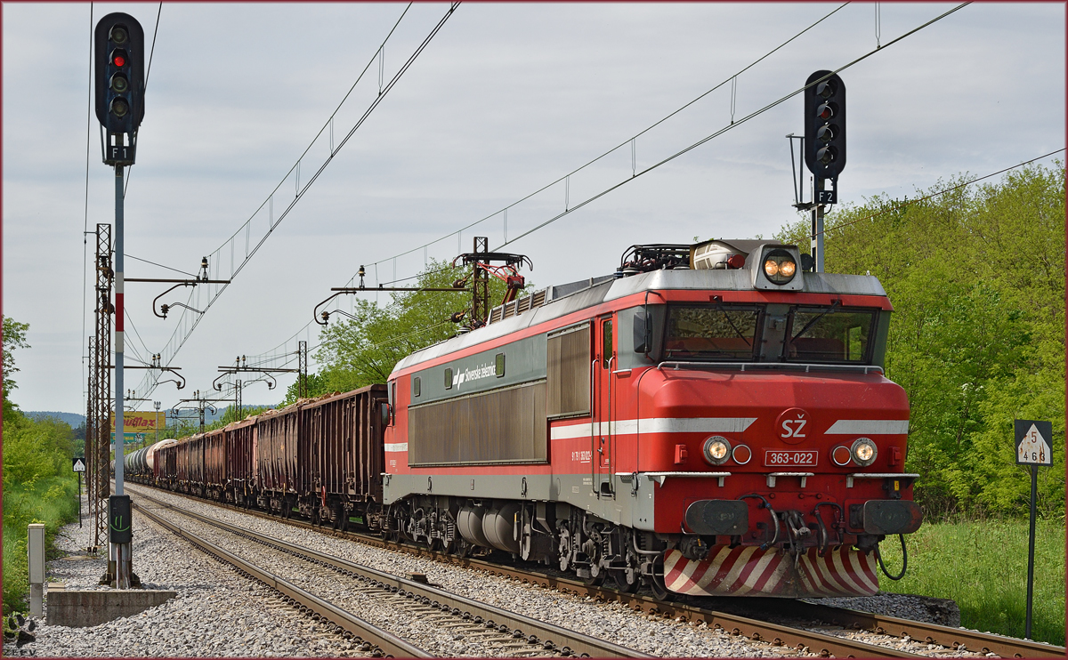 SŽ 363-022 zieht Güterzug durch Maribor-Tabor Richtung Norden. /5.5.2015