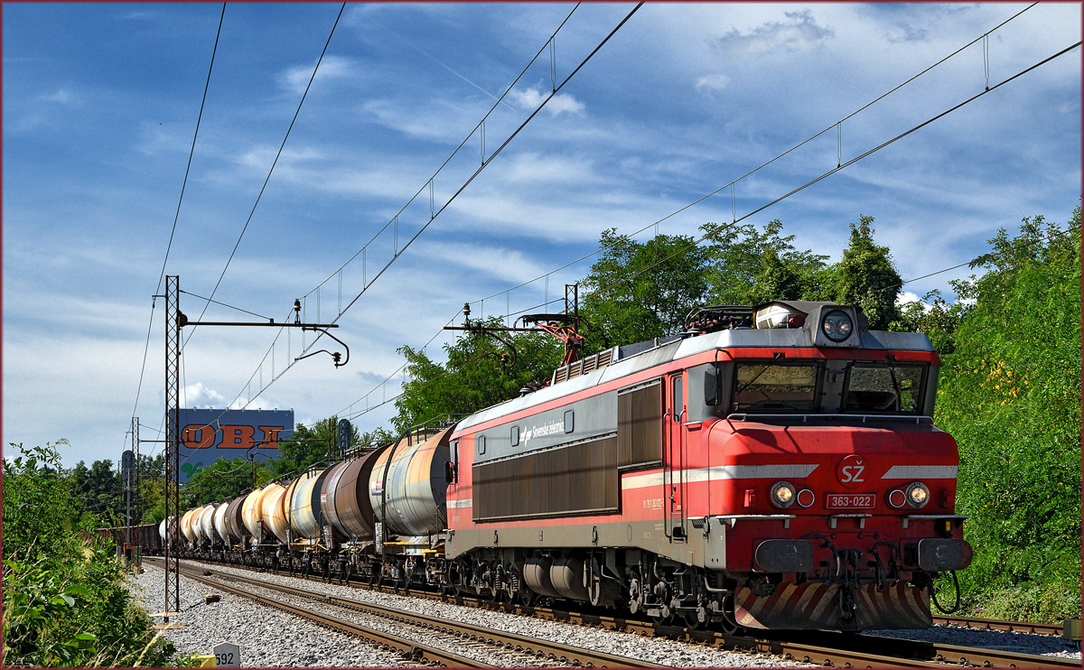 SŽ 363-022 zieht Güterzug durch Maribor-Tabor Richtung Norden. /2.8.2016