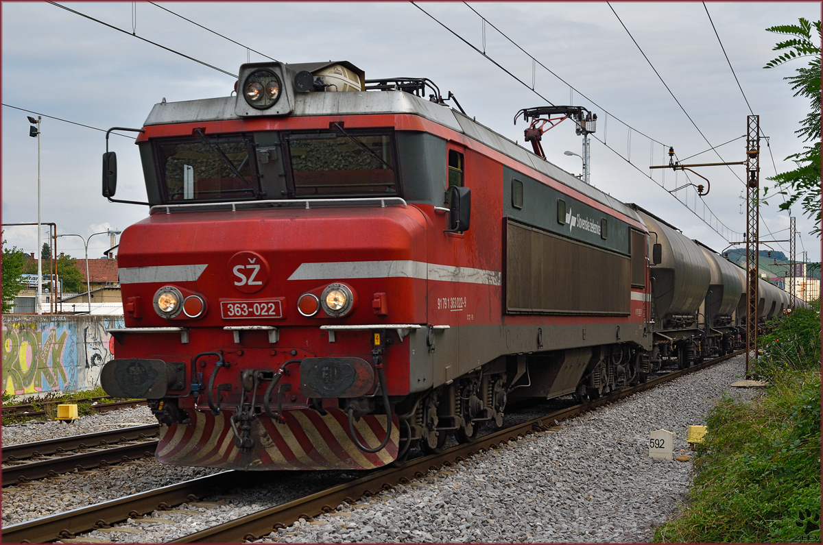 SŽ 363-022 zieht Kesselzug durch Maribor-Tabor Richtung Koper Hafen. /3.9.2015