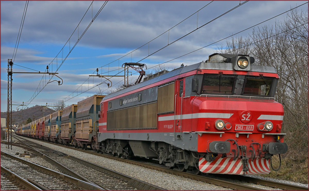 SŽ 363-022 zieht leeren Erzzug durch Maribor-Tabor Richtung Koper Hafen. /9.3.2022