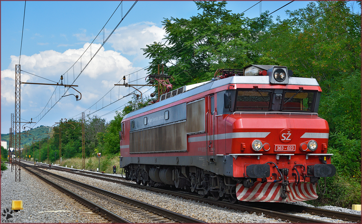 SŽ 363-023 fährt als Lokzug durch Maribor-Tabor Richtung Tezno VBF. /22.8.2015