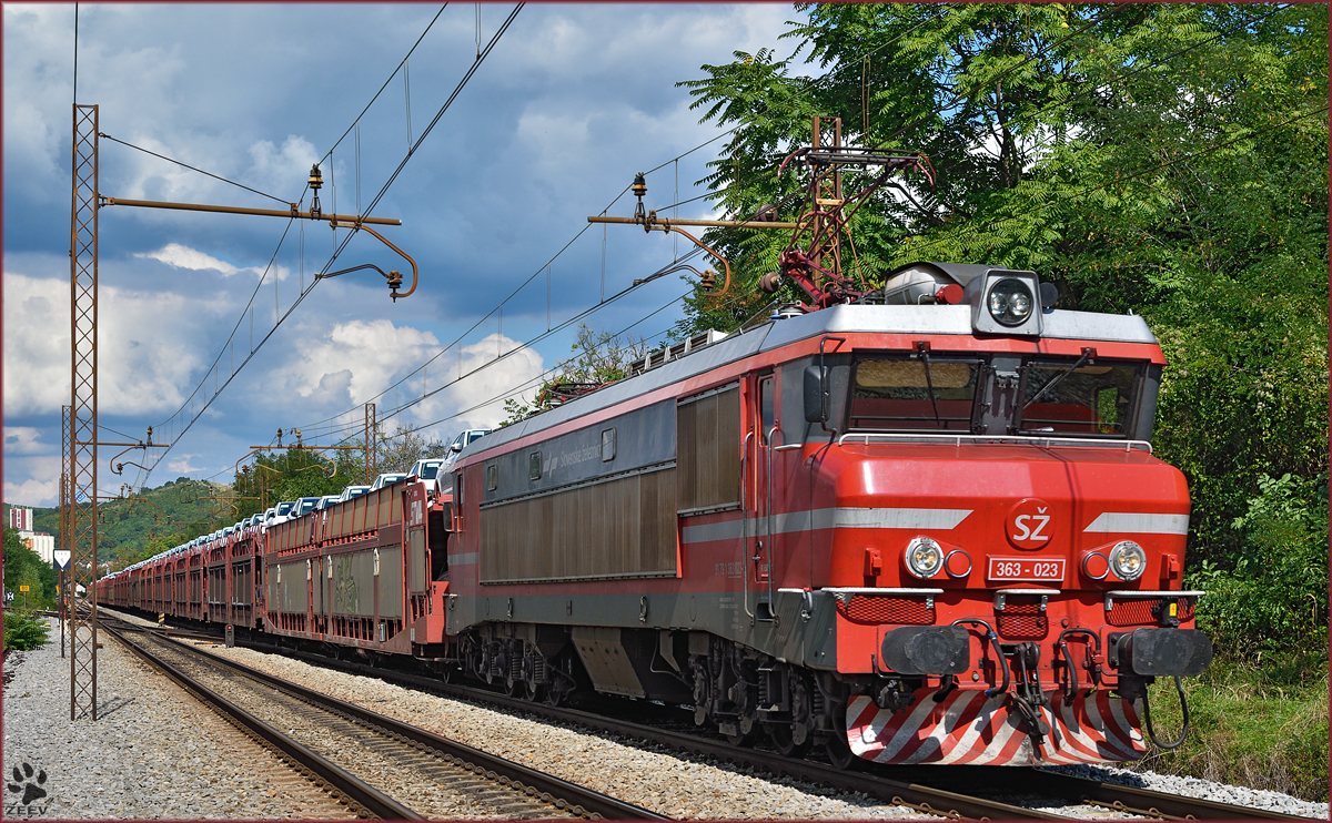 SŽ 363-023 zieht Autozug durch Maribor-Tabor Richtung Koper Hafen. /9.9.2015