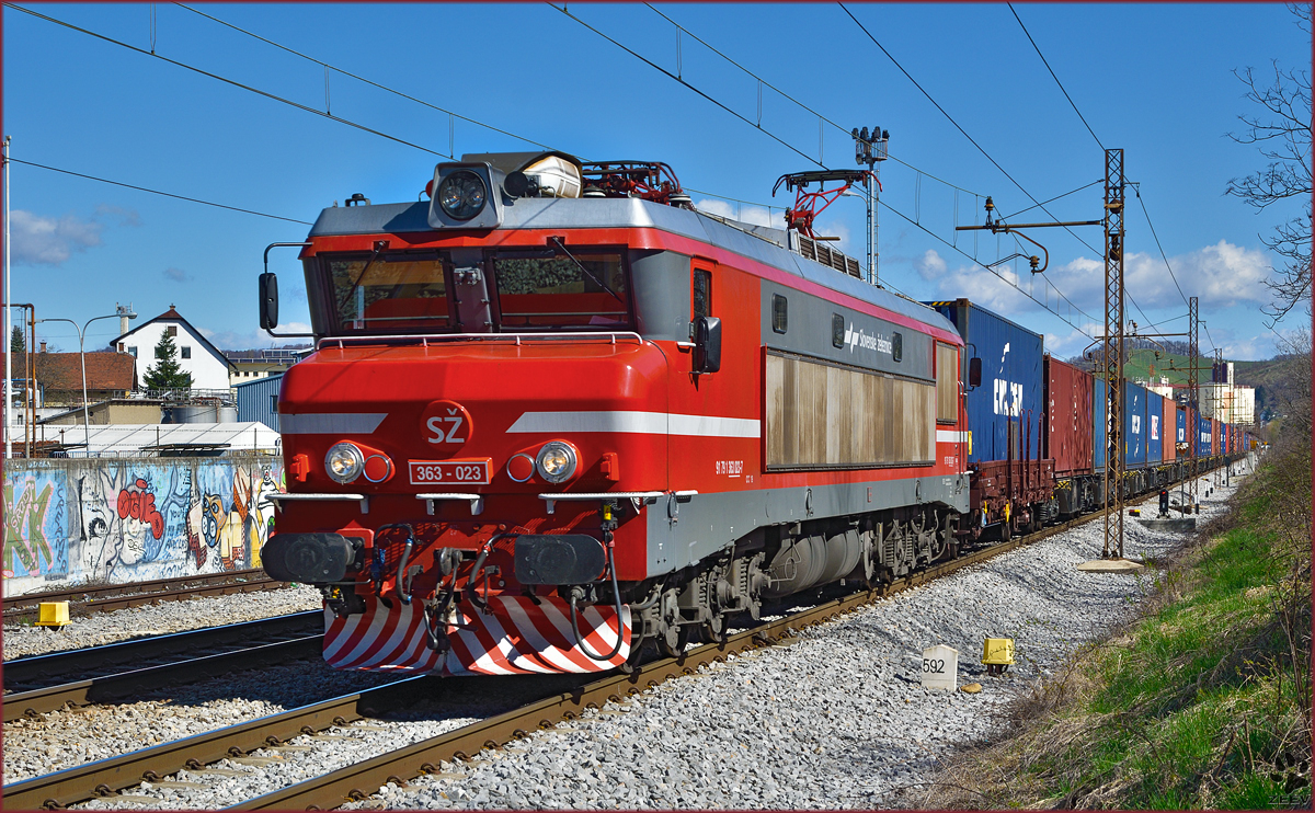 SŽ 363-023 zieht Containerzug durch Maribor-Tabor Richtung Koper Hafen. /3.4.2015