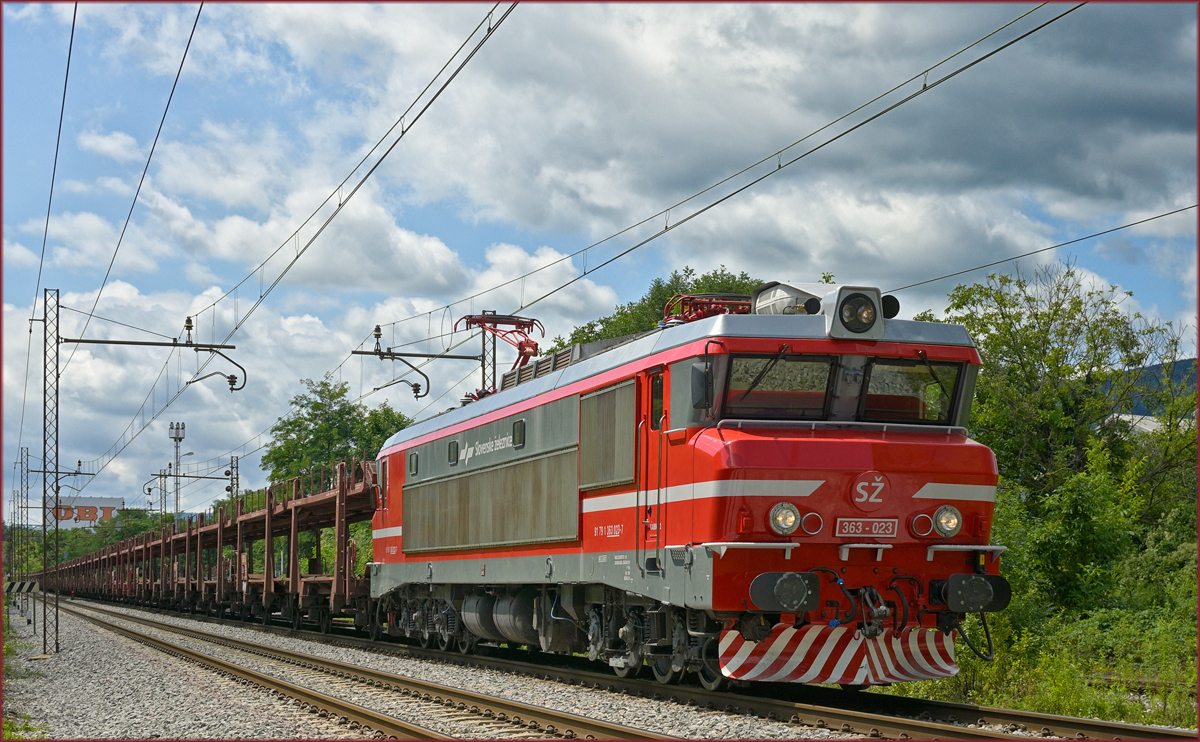 SŽ 363-023 zieht leeren Autozug durch Maribor-Tabor Richtung Norden. /3.8.2021