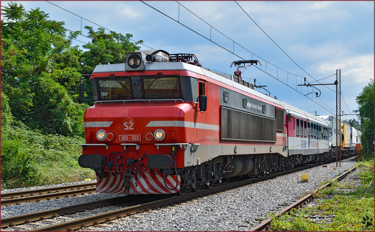 SŽ 363-023 zieht LkW-Zug durch Maribor-Tabor Richtung Norden. /22.8.2015