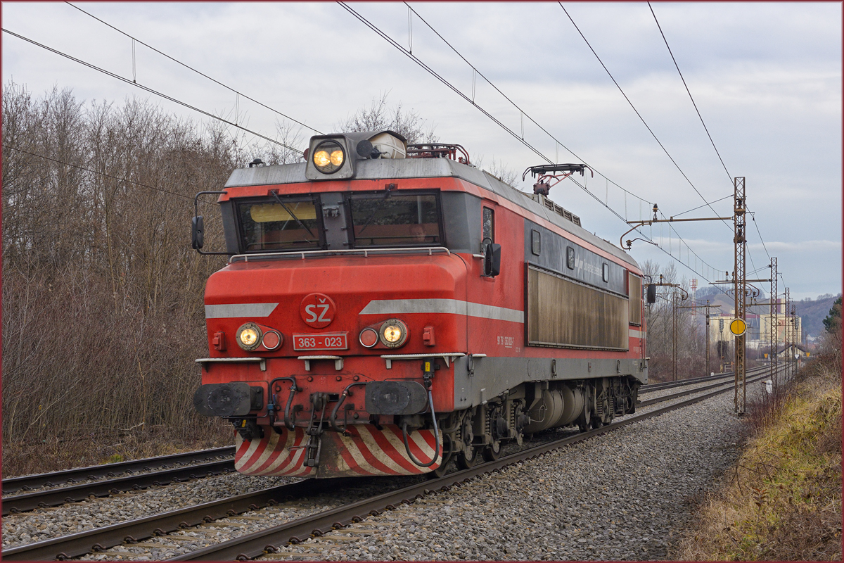SŽ 363-0232 fährt als Lokzug durch Maribor-Tabor Richtung Tezno FBH. /19.12.2019