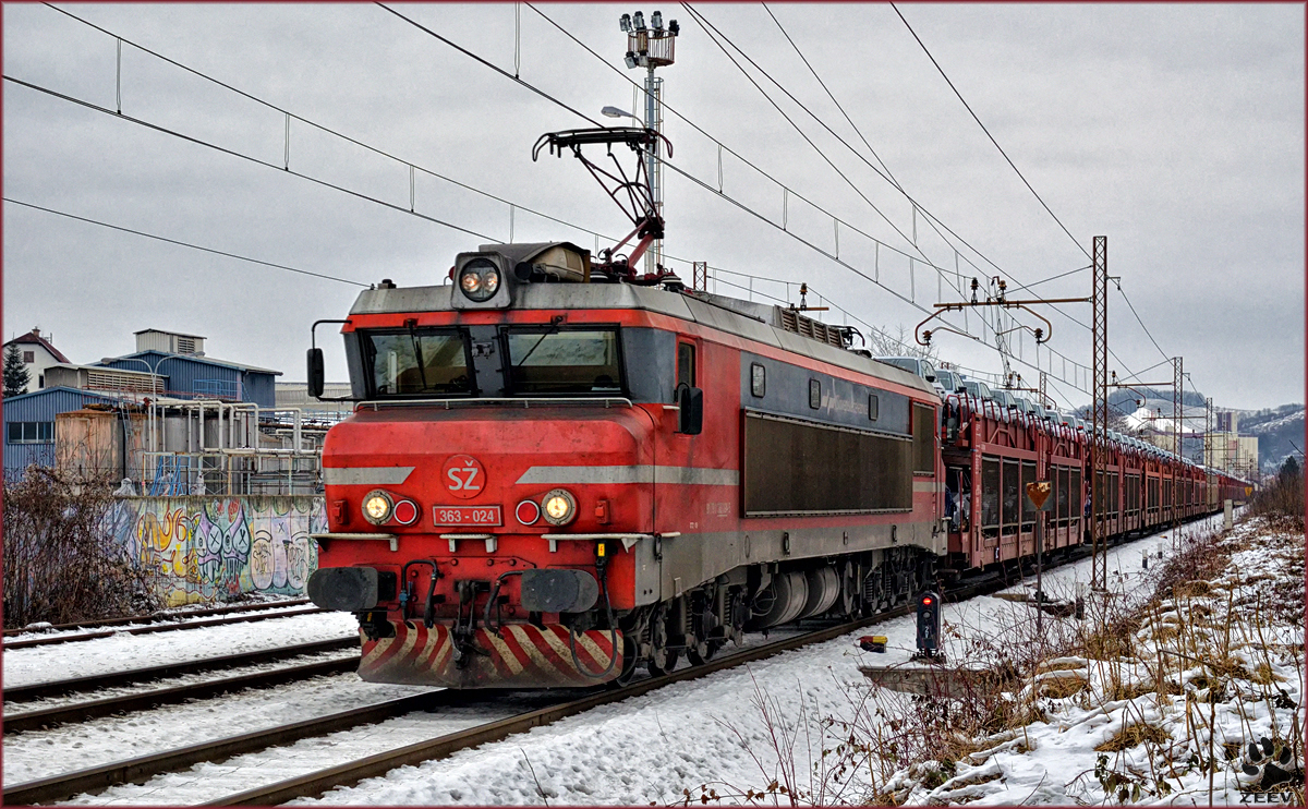 SŽ 363-024 zieht Autozug durch Maribor-Tabor Richtung Koper Hafen. /26.1.2017