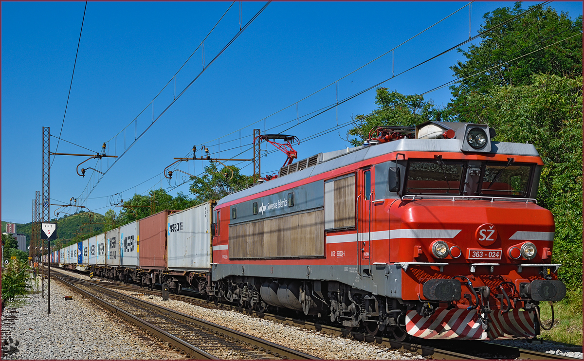 SŽ 363-024 zieht Containerzug durch Maribor-Tabor Richtung Koper Hafen. /1.7.2014