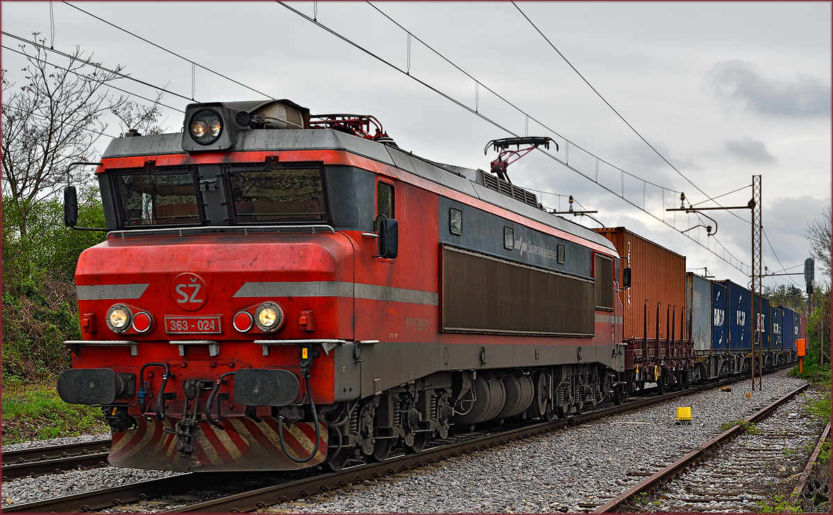 SŽ 363-024 zieht Containerzug durch Maribor-Tabor Richtung Norden. /9.4.2016