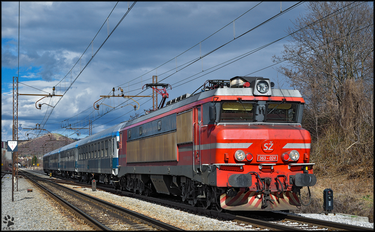 SŽ 363-024 zieht leeren Migrantenzug durch Maribor-Tabor zurück nach Dobova. /6.3.2016