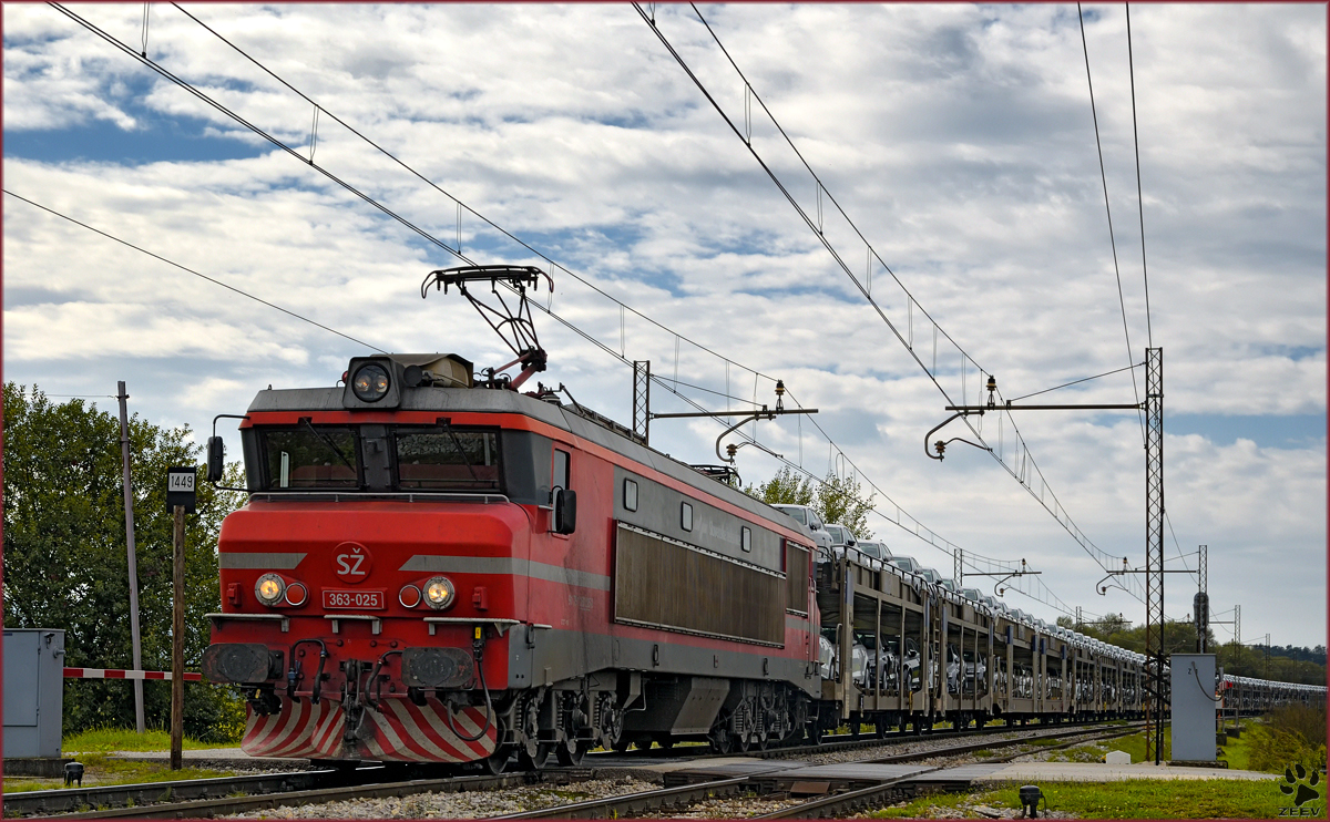 SŽ 363-025 zieht Autozug durch Pragersko Richtung Norden. /20.9.2016