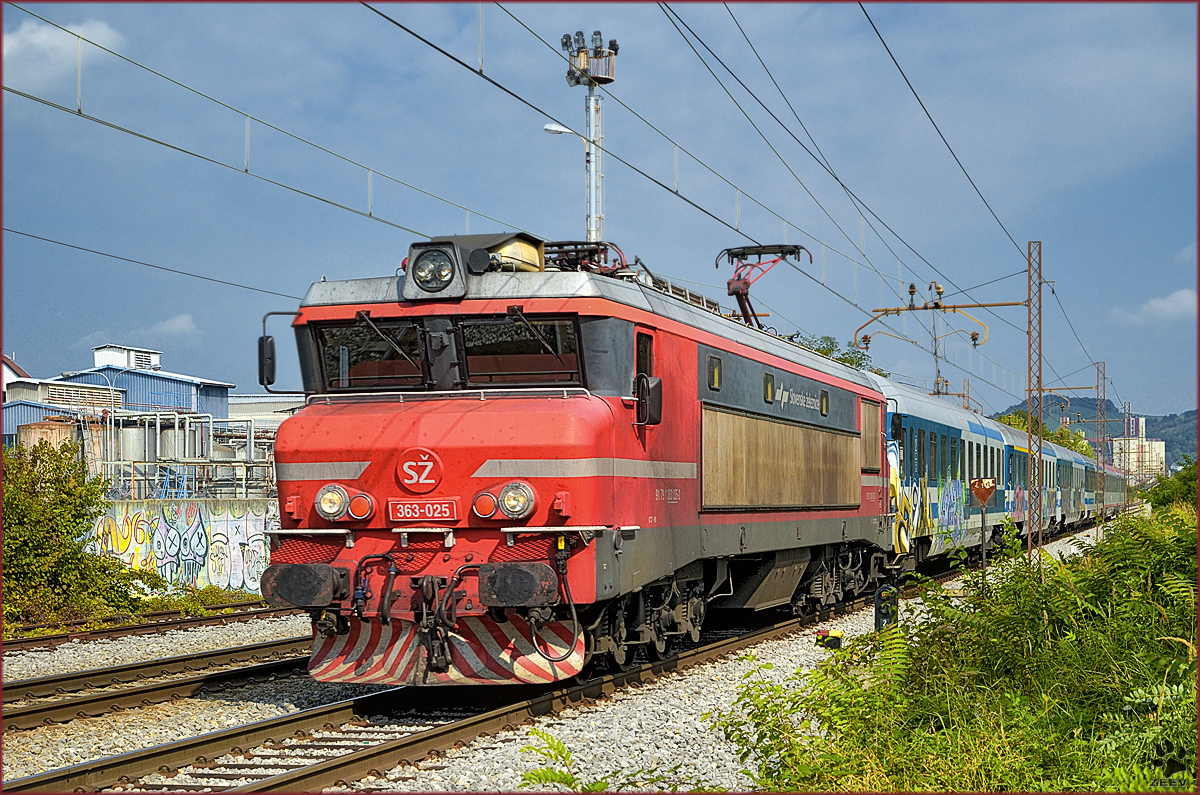 SŽ 363-025 zieht EC151 durch Maribor-Tabor Richtung Ljubljana. / 27.9.2016
