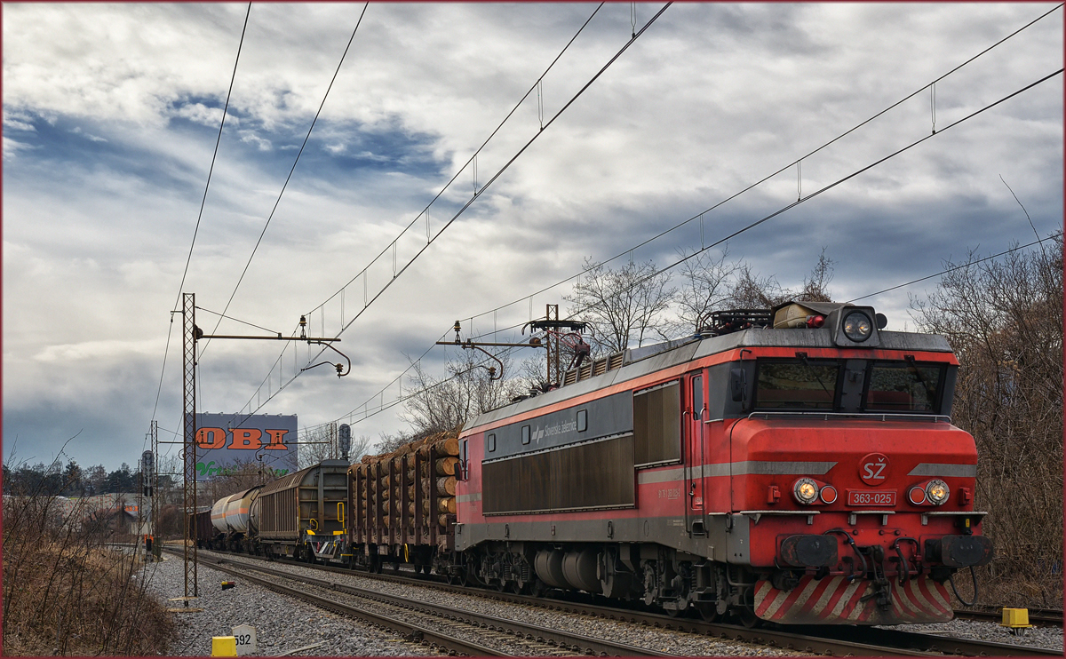 SŽ 363-025 zieht Güterzug durch Maribor-Tabor Richtung Norden. /2.3.2017 