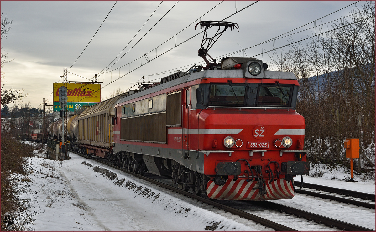 SŽ 363-025 zieht Güterzug durch Maribor-Tabor Richtung Norden. /10.2.2015