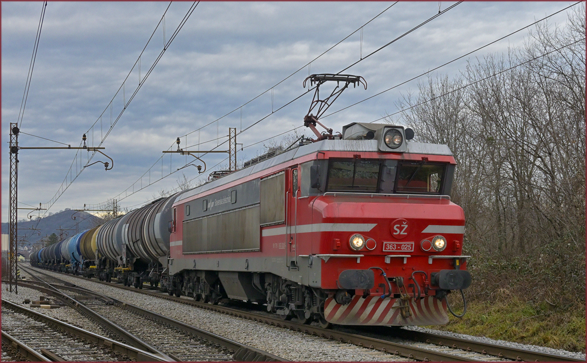 SŽ 363-025 zieht Kesselzug durch Maribor-Tabor Richtung Sueden. /30.12.2021