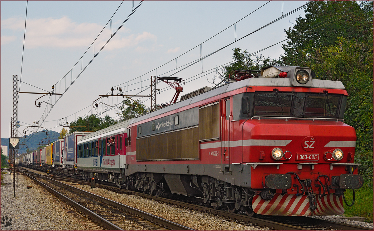 SŽ 363-025 zieht LkW-Zug durch Maribor-Tabor Richtung Tezno VBF. /22.9.2014