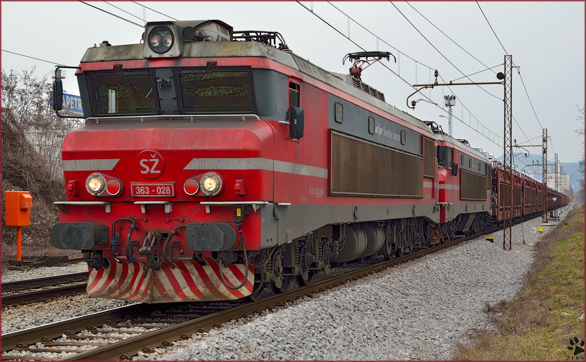 SŽ 363-025+363-? ziehen Pkw-Zug durch Maribor-Tabor Richtung Koper Hafen. /3.3.2014