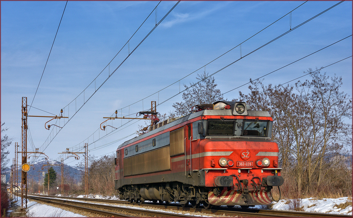 SŽ 363-026 fährt als Lokzug durch Maribor-Tabor Richtung Tezno VBF. /17.2.2018