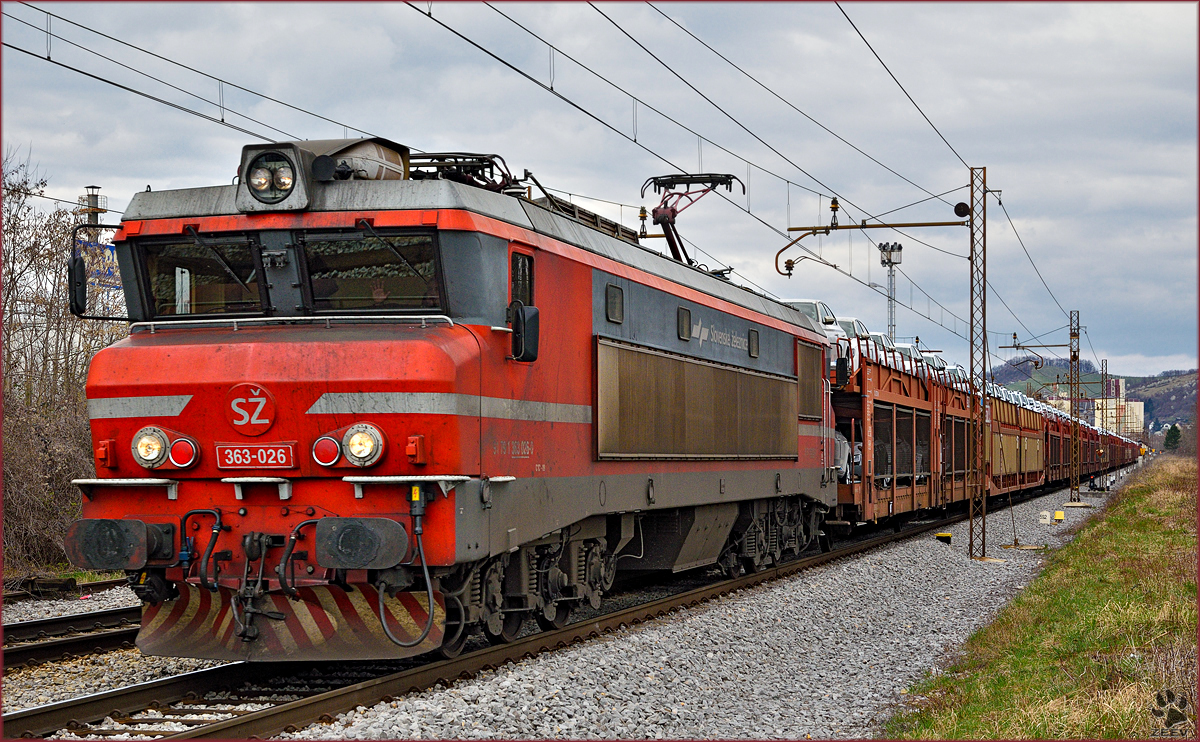 SŽ 363-026 zieht Autozug durch Maribor-Tabor Richtung Koper Hafen. /26.3.2016