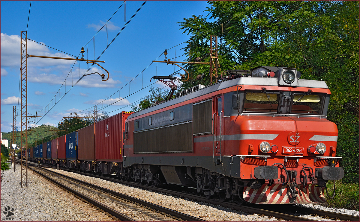 SŽ 363-026 zieht Containerzug durch Maribor-Tabor Richtung Koper Hafen. /21.9.2015