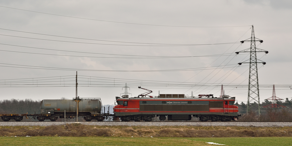 SŽ 363-026 zieht Güterzug durch Bohova Richtung Pragersko. /12.2.2015
