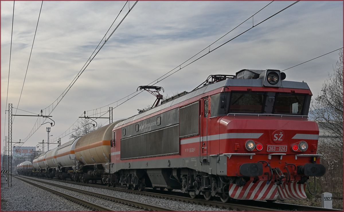 SŽ 363-026 zieht Kesselzug durch Maribor-Tabor Richtung Norden. /27.1.2022