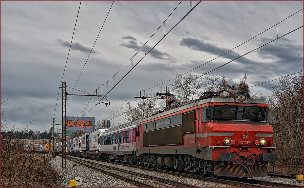 SŽ 363-026 zieht LkW Zug durch Maribor-Tabor Richtung Norden. /2.3.2017