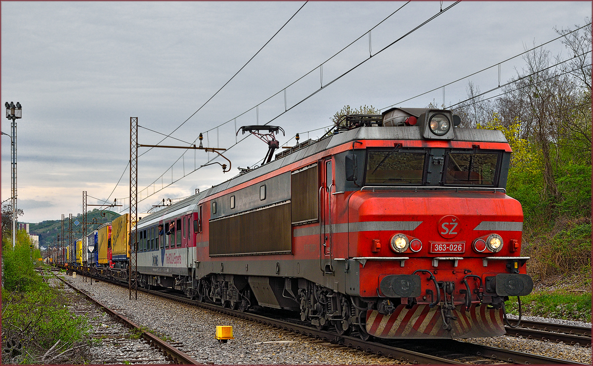 SŽ 363-026 zieht LkW-Zug durch Maribor-Tabor Richtung Tezno VBF. /9.4.2016