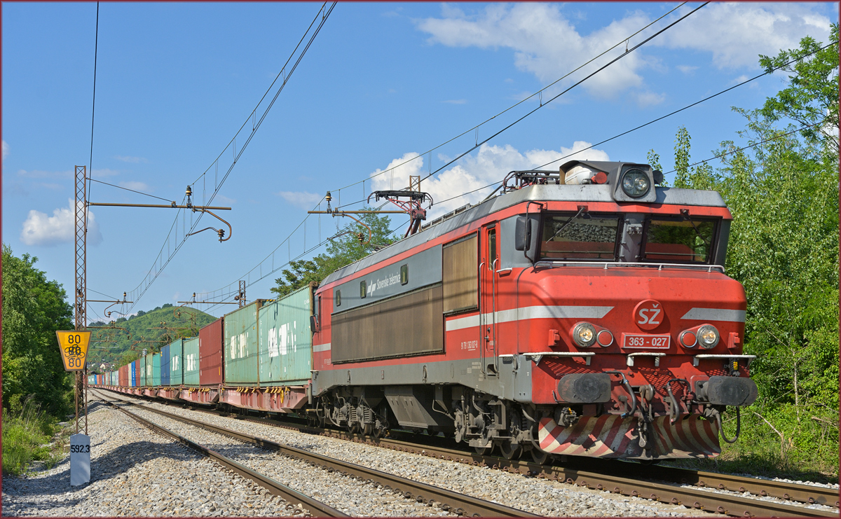 SŽ 363-027 zieht Containerzug durch Maribor-Tabor Richtung Koper Hafen. /1.6.2019
